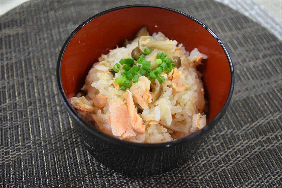 うま味が詰まった　サケとしめじの炊き込みご飯