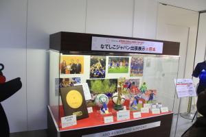 サッカー女子ワールドカップの優勝トロフィーと国民栄誉賞の盾等の展示