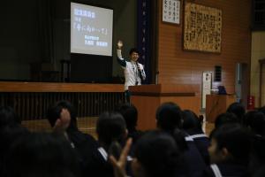 「夢や目標はありますか」と問いかける久保田選手