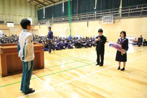 生徒を代表して感想を述べた鎌田大夢さんとお花を渡した松本彩伽さん