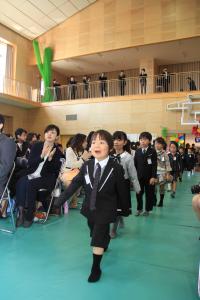 となりのトトロの主題歌『さんぽ』が流れる中、入場する菊陽中部小学校の新入生